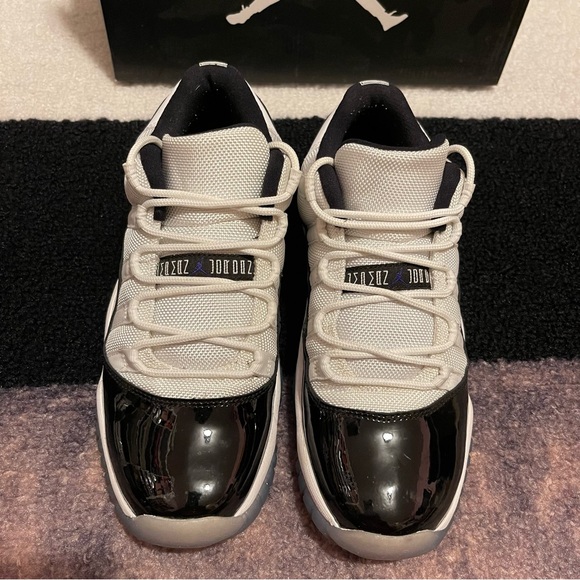🍇 6.5 GS Air Jordan Retro 11 Low White/Black/Concord - Picture 8 of 9